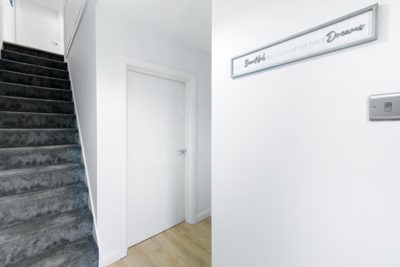 Modern 4 Bedroom House With Parking In Farnham Royal, Slough By 360Stays Luaran gambar