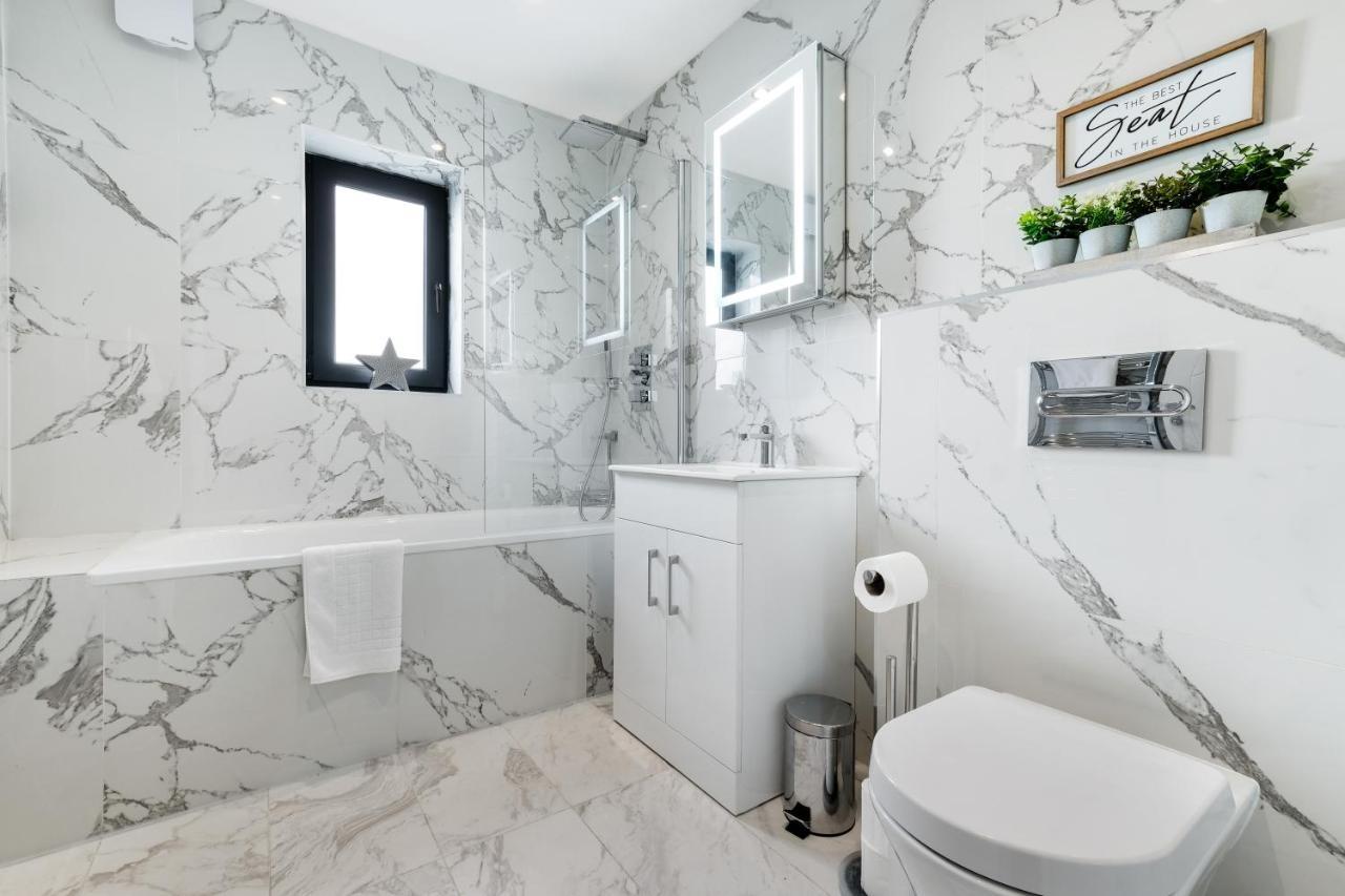 Modern 4 Bedroom House With Parking In Farnham Royal, Slough By 360Stays Luaran gambar