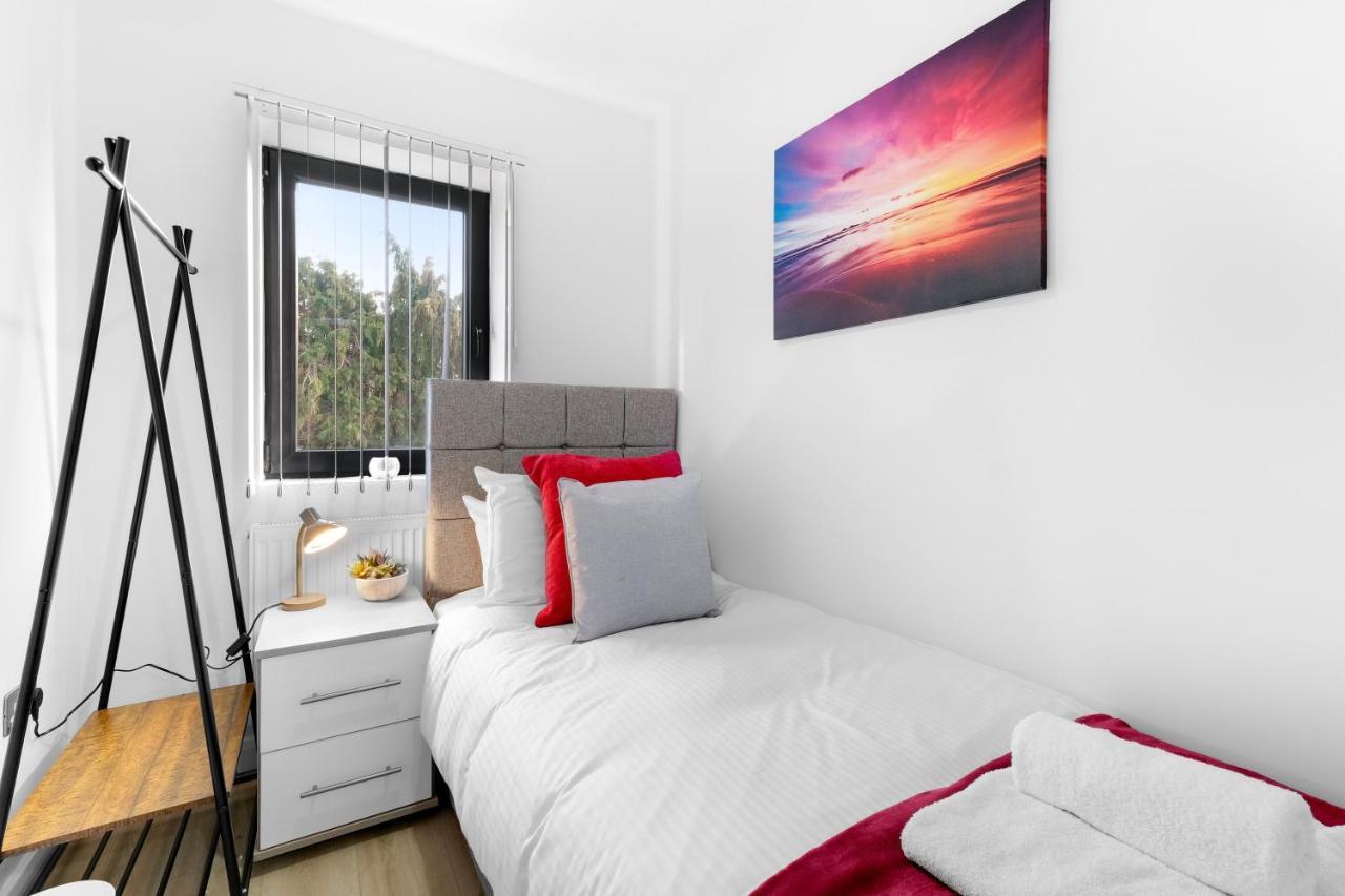 Modern 4 Bedroom House With Parking In Farnham Royal, Slough By 360Stays Luaran gambar