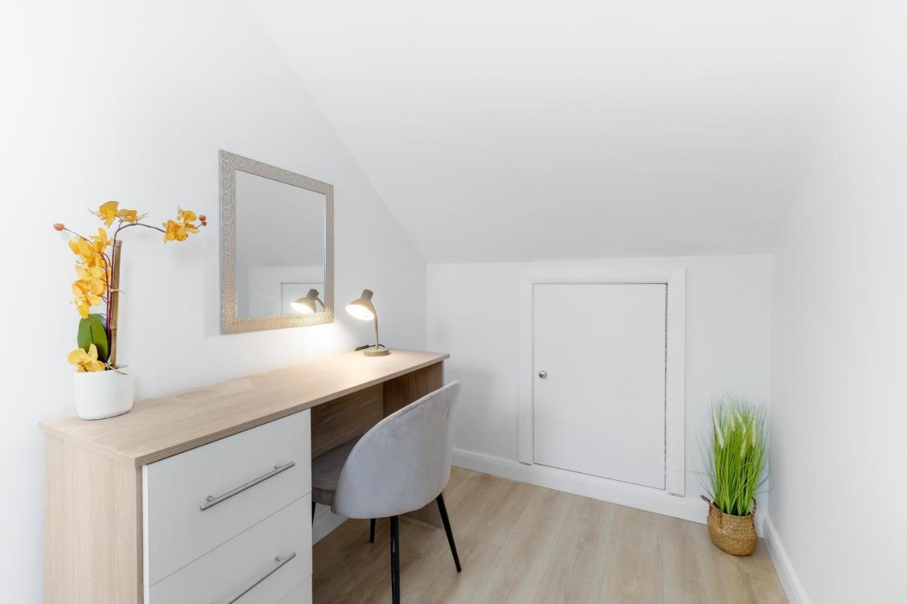 Modern 4 Bedroom House With Parking In Farnham Royal, Slough By 360Stays Luaran gambar